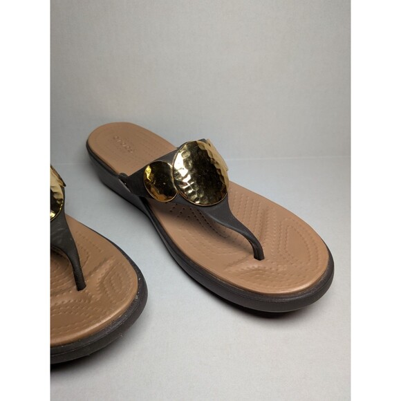 Crocs Sandal Women's 11 Sanrah Brown Gold Embellish Wedge Thong Flip Flops Slide - Picture 3 of 12
